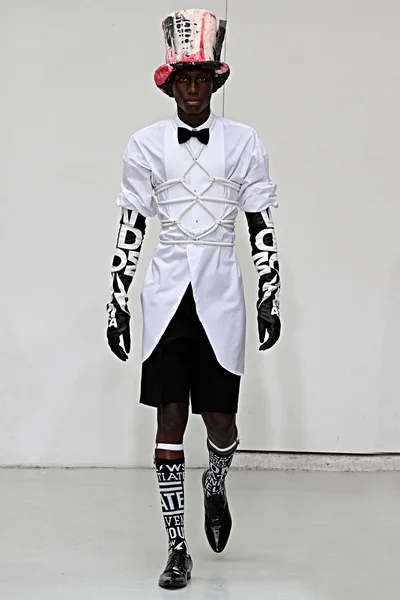 Look 16